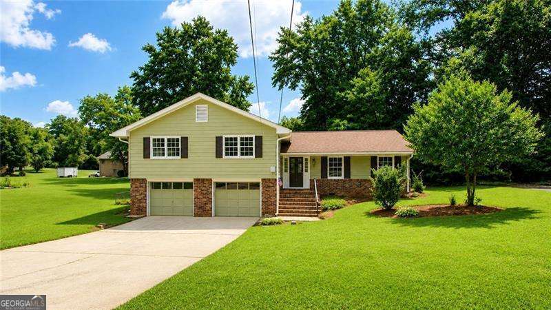 703 Foxcroft Trail Se Property Photo 1