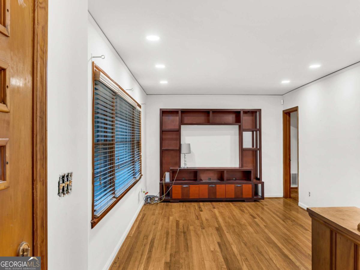 2560 Wood Valley Drive Property Photo 4