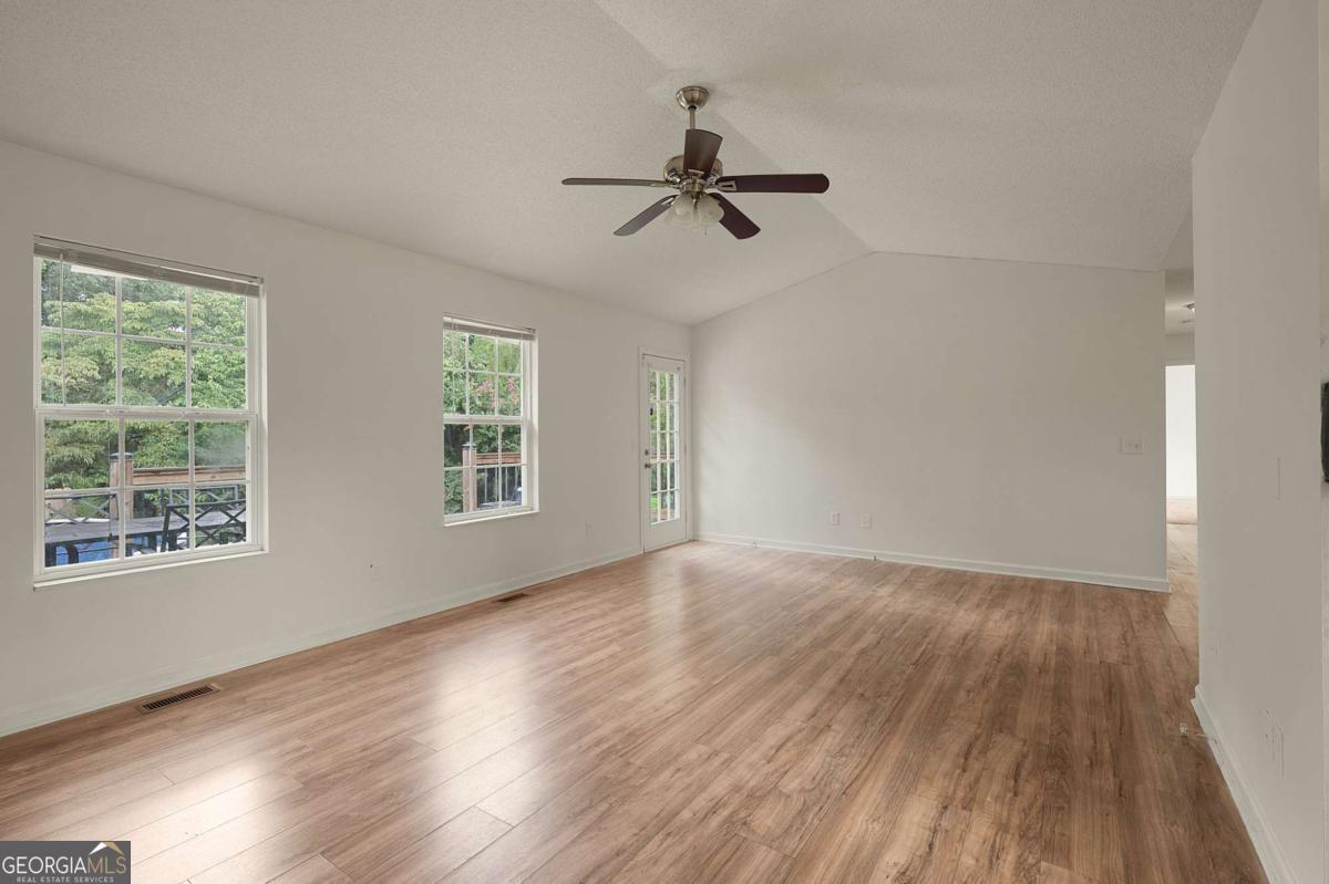 100 Walraven Way Se Property Photo 7