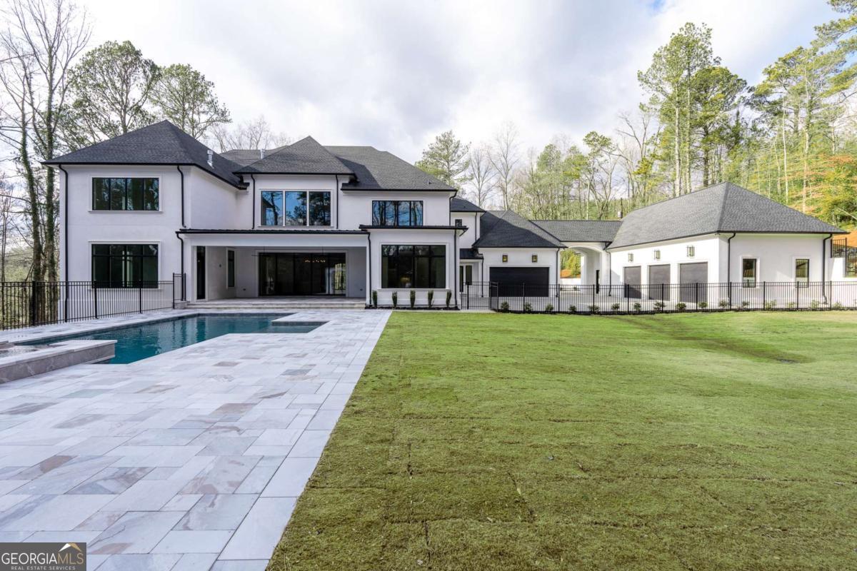 5211 Powers Ferry Road Property Photo 4