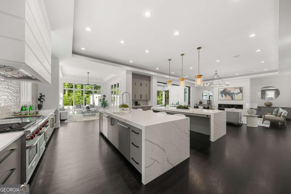 5211 Powers Ferry Road Property Photo 17