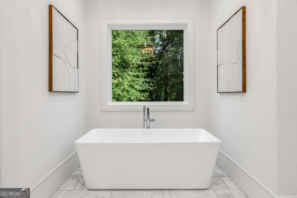 5211 Powers Ferry Road Property Photo 44