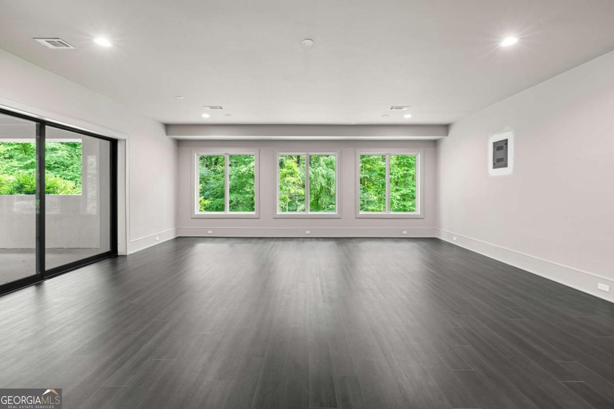 5211 Powers Ferry Road Property Photo 63