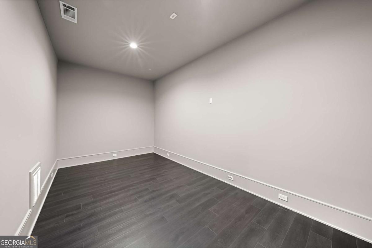 5211 Powers Ferry Road Property Photo 68