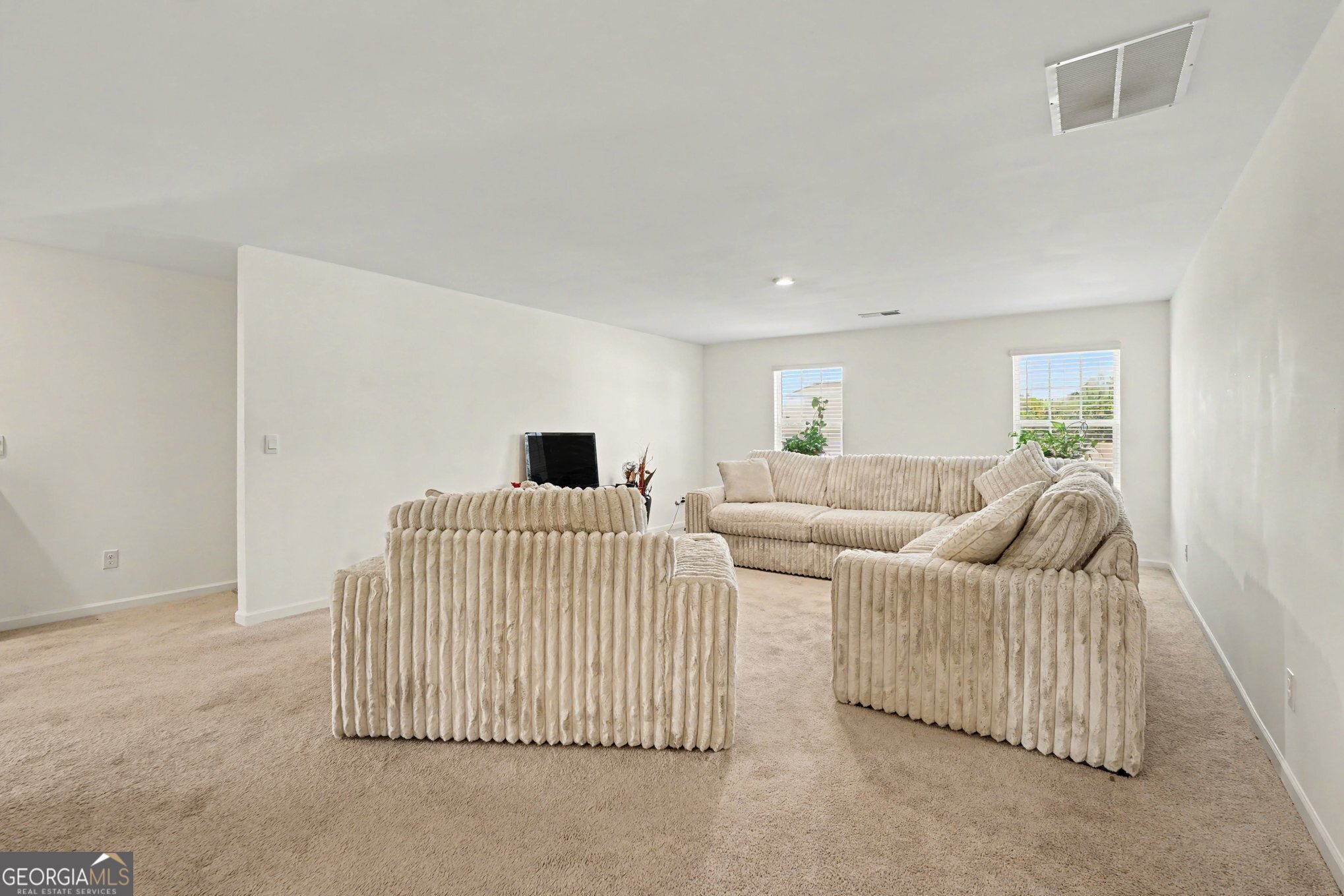 197 Amber Meadow Drive Property Photo 4