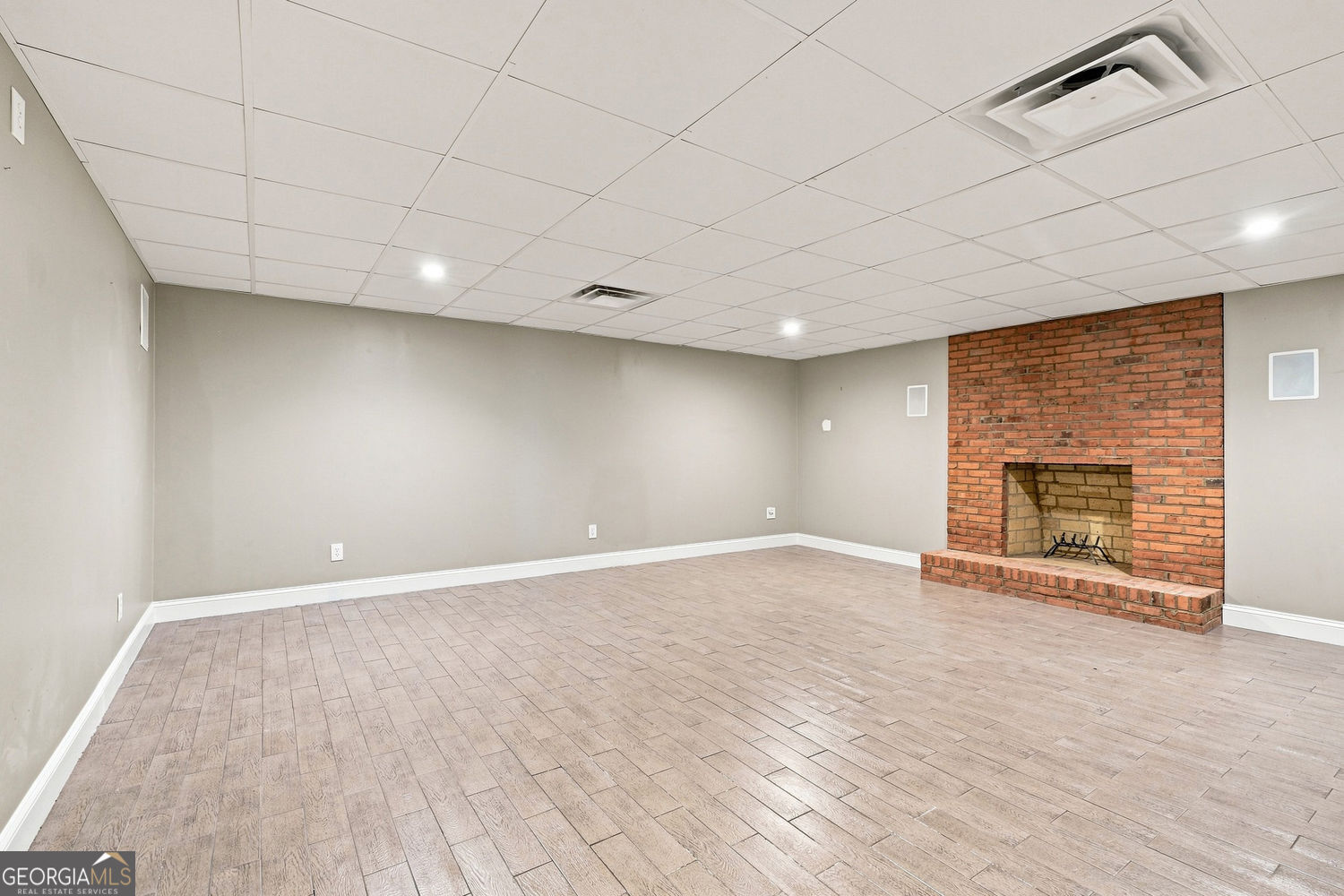 7680 Dunvegan Close Property Photo 48
