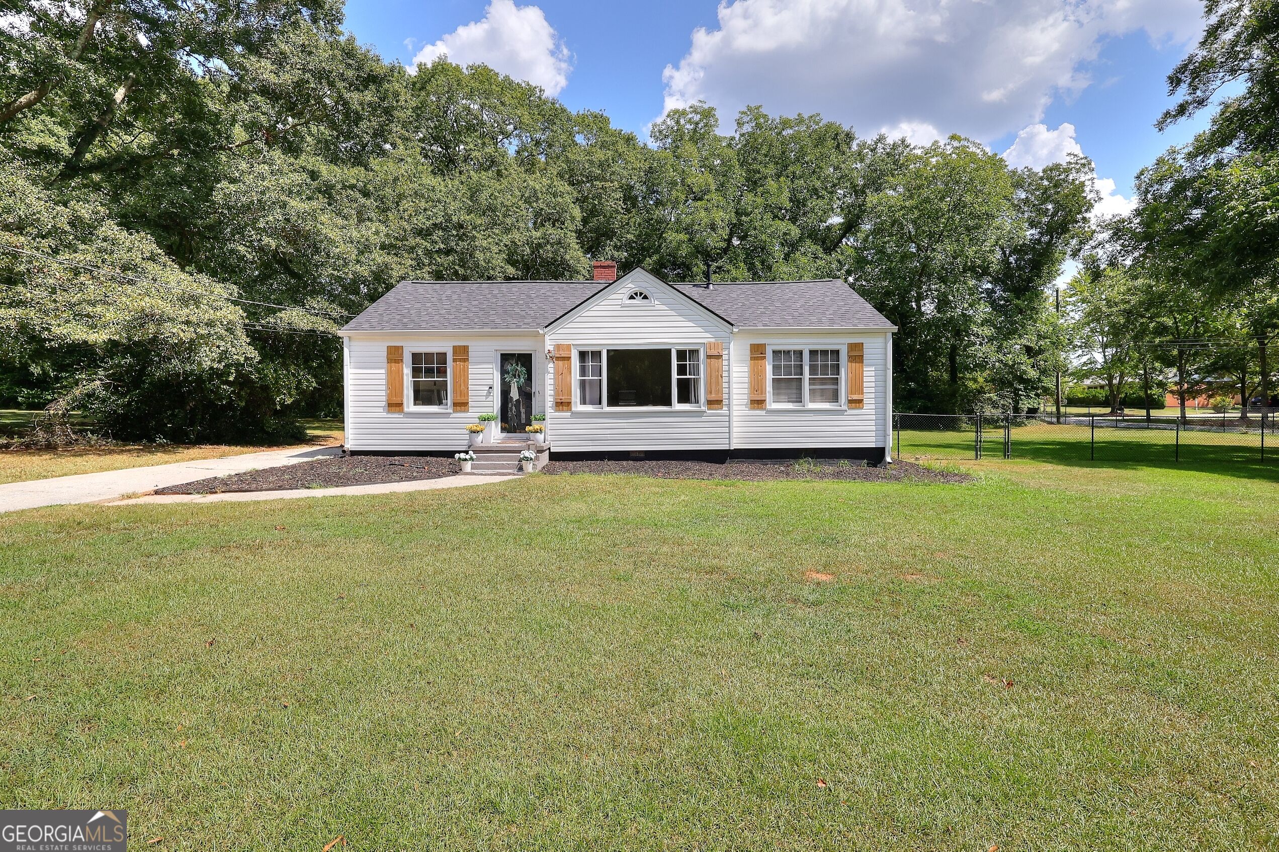 186 S Forest Avenue Property Photo 1