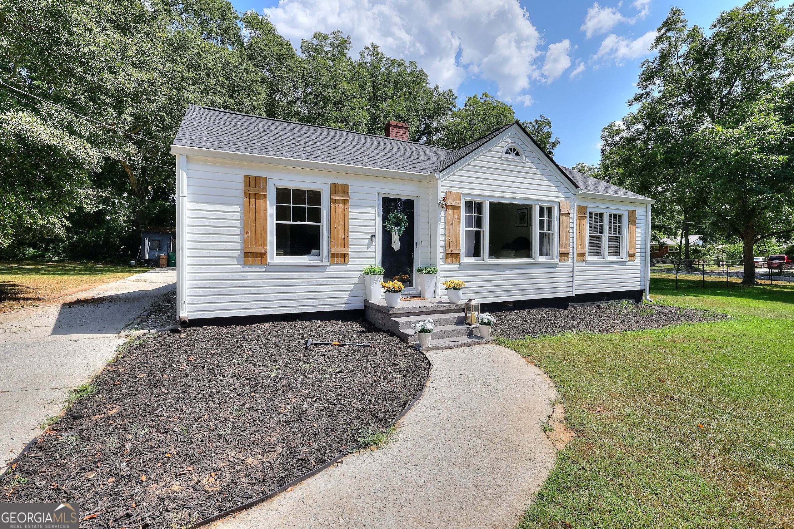 186 S Forest Avenue Property Photo 3