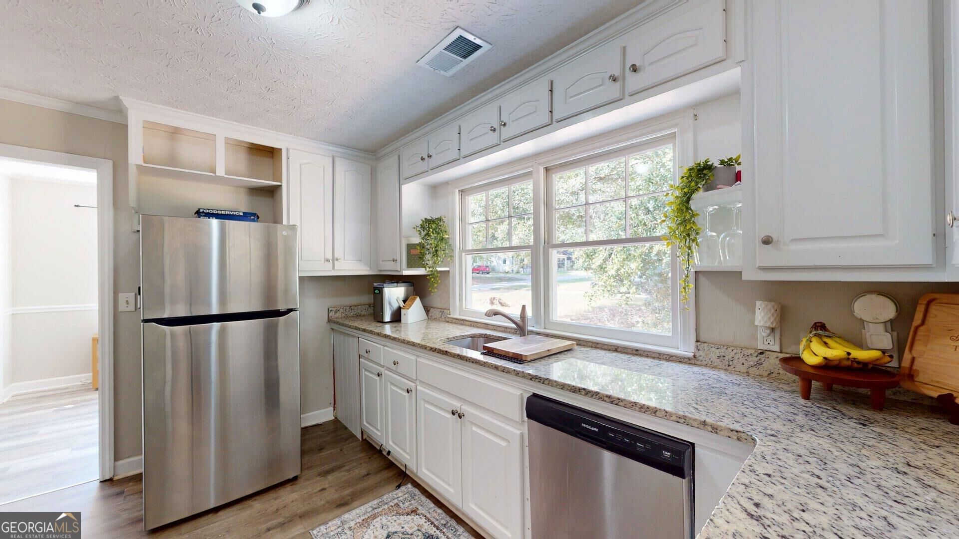 186 S Forest Avenue Property Photo 14