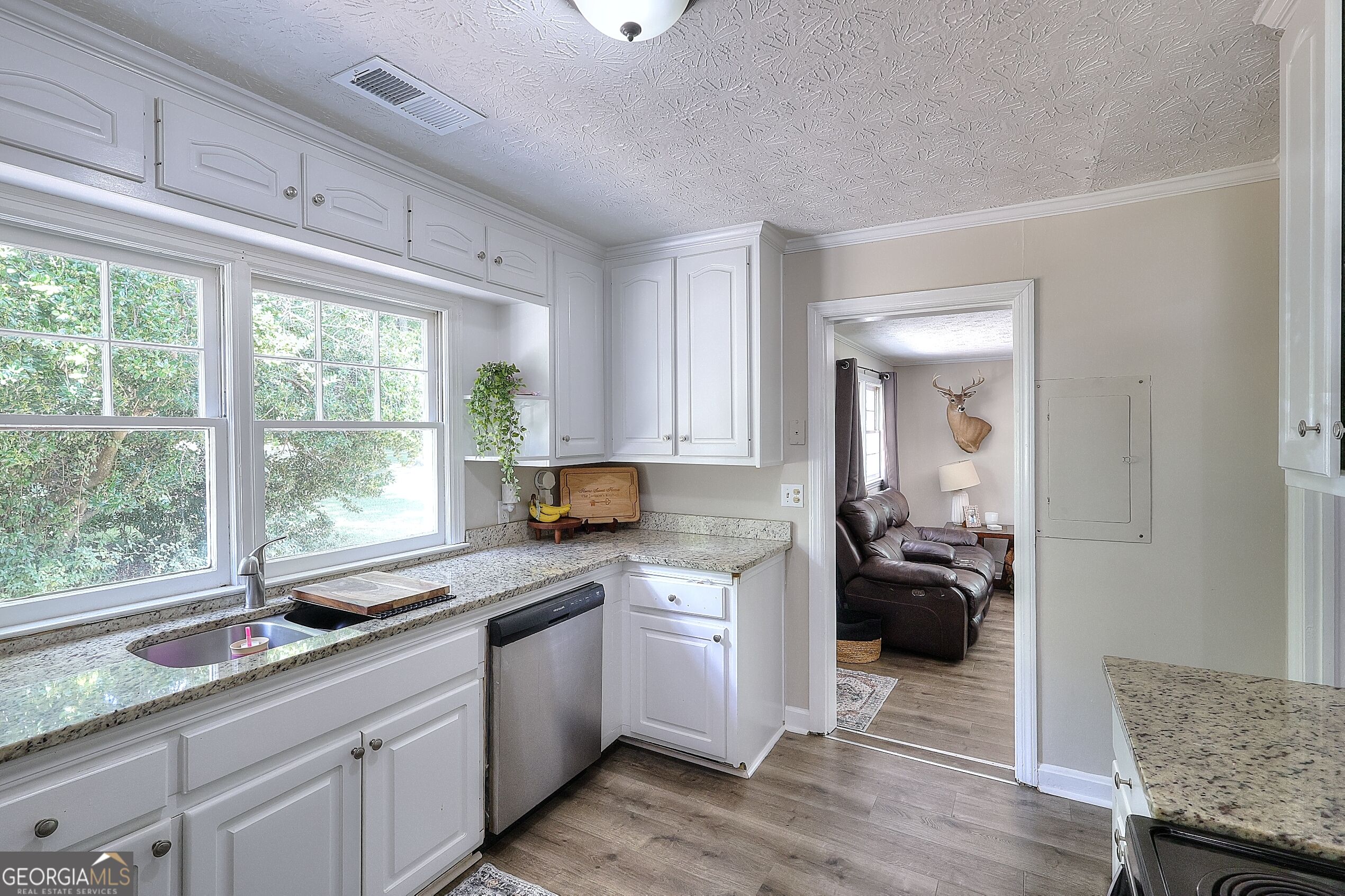 186 S Forest Avenue Property Photo 18