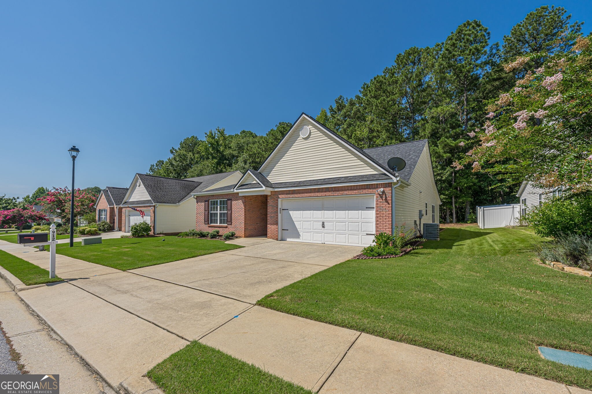 912 Village View Circle Property Photo 2