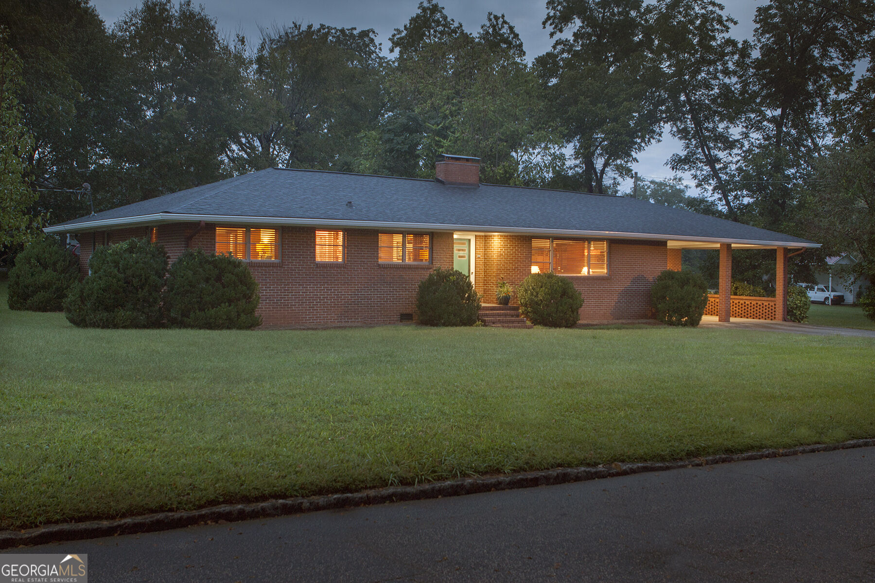 437 Pine Street Property Photo 2