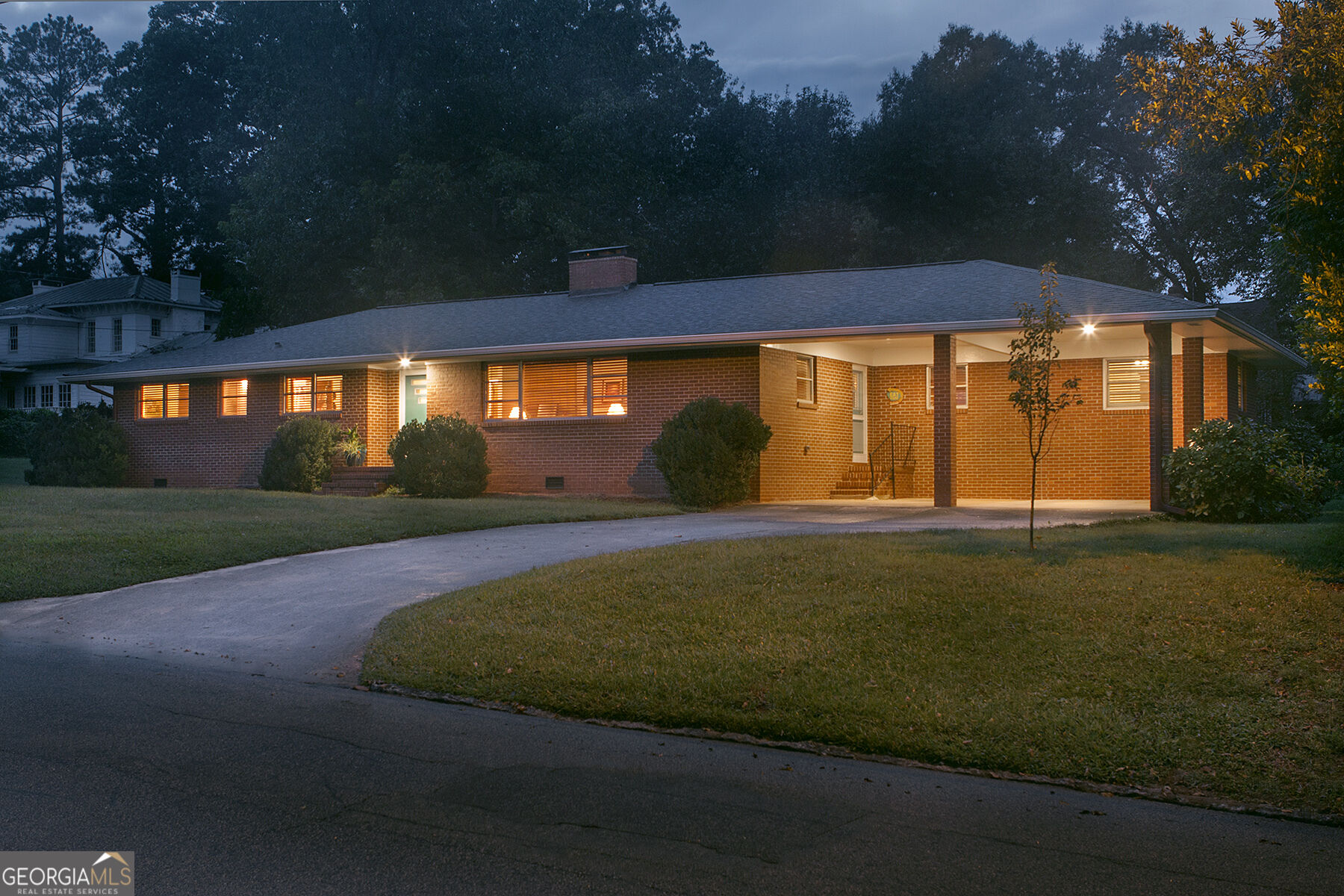 437 Pine Street Property Photo 4
