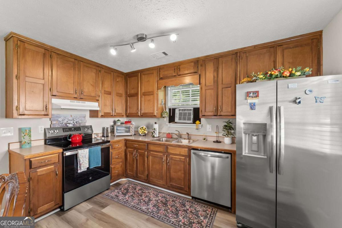 2560 Fairlane Drive Property Photo 2