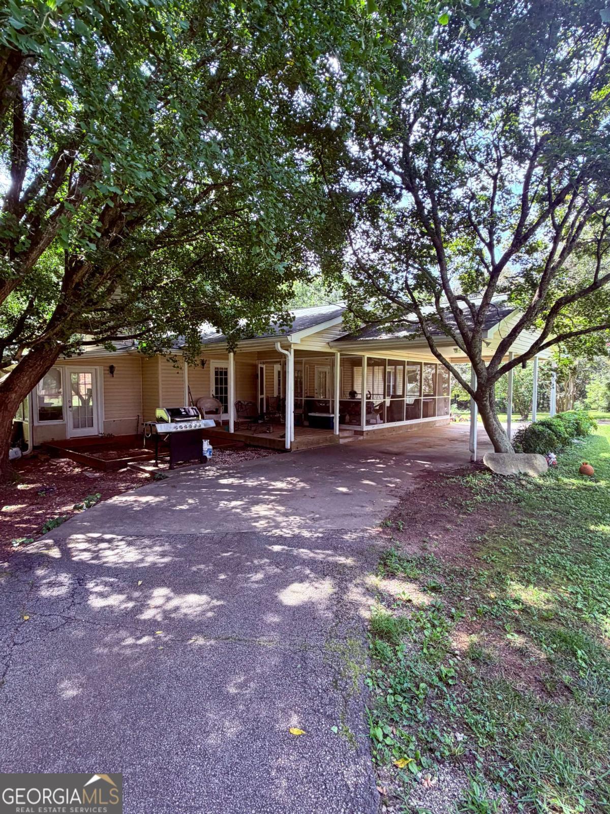 7447 Old Cornelia Highway Property Photo 3
