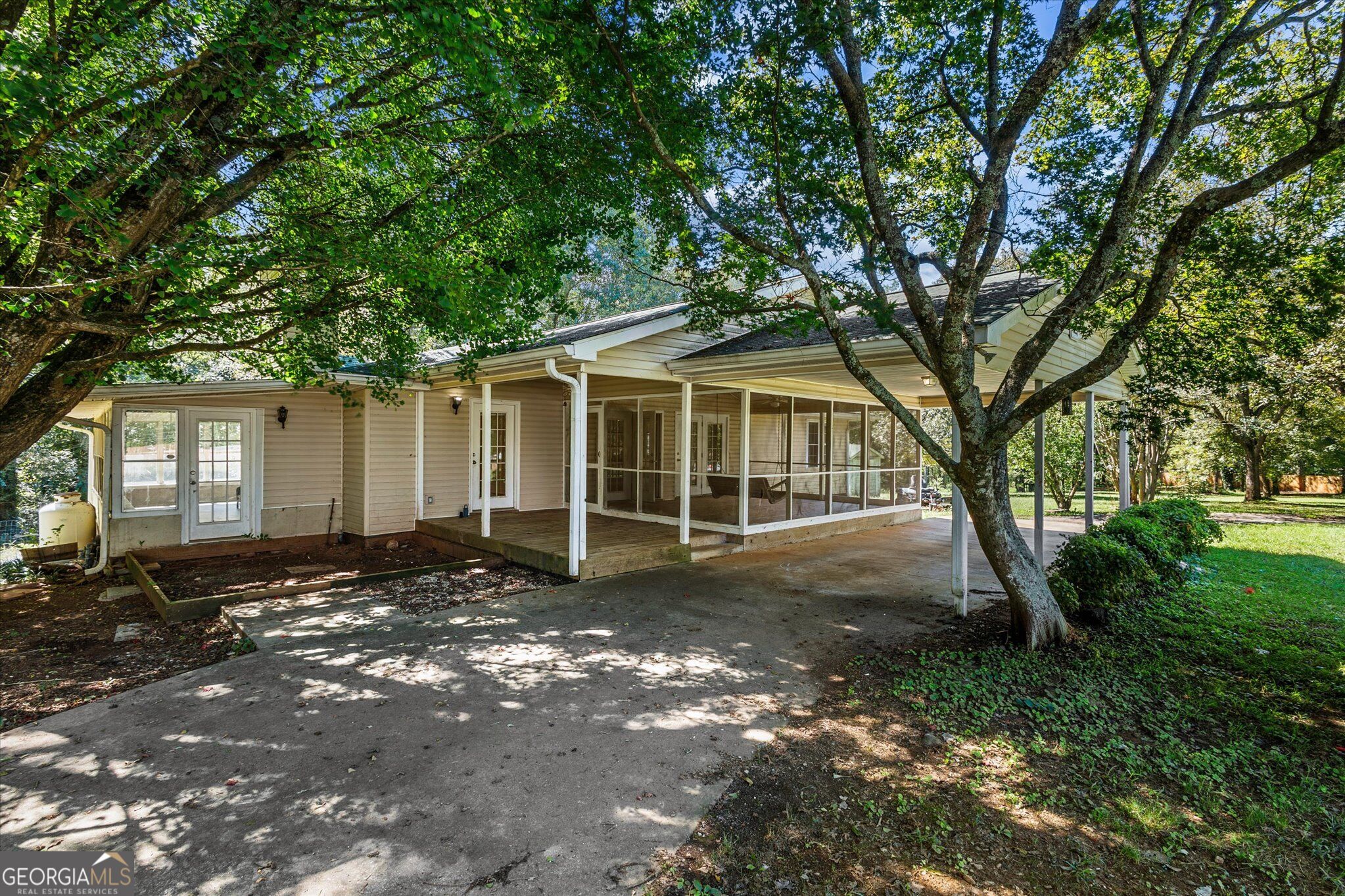 7447 Old Cornelia Highway Property Photo 5