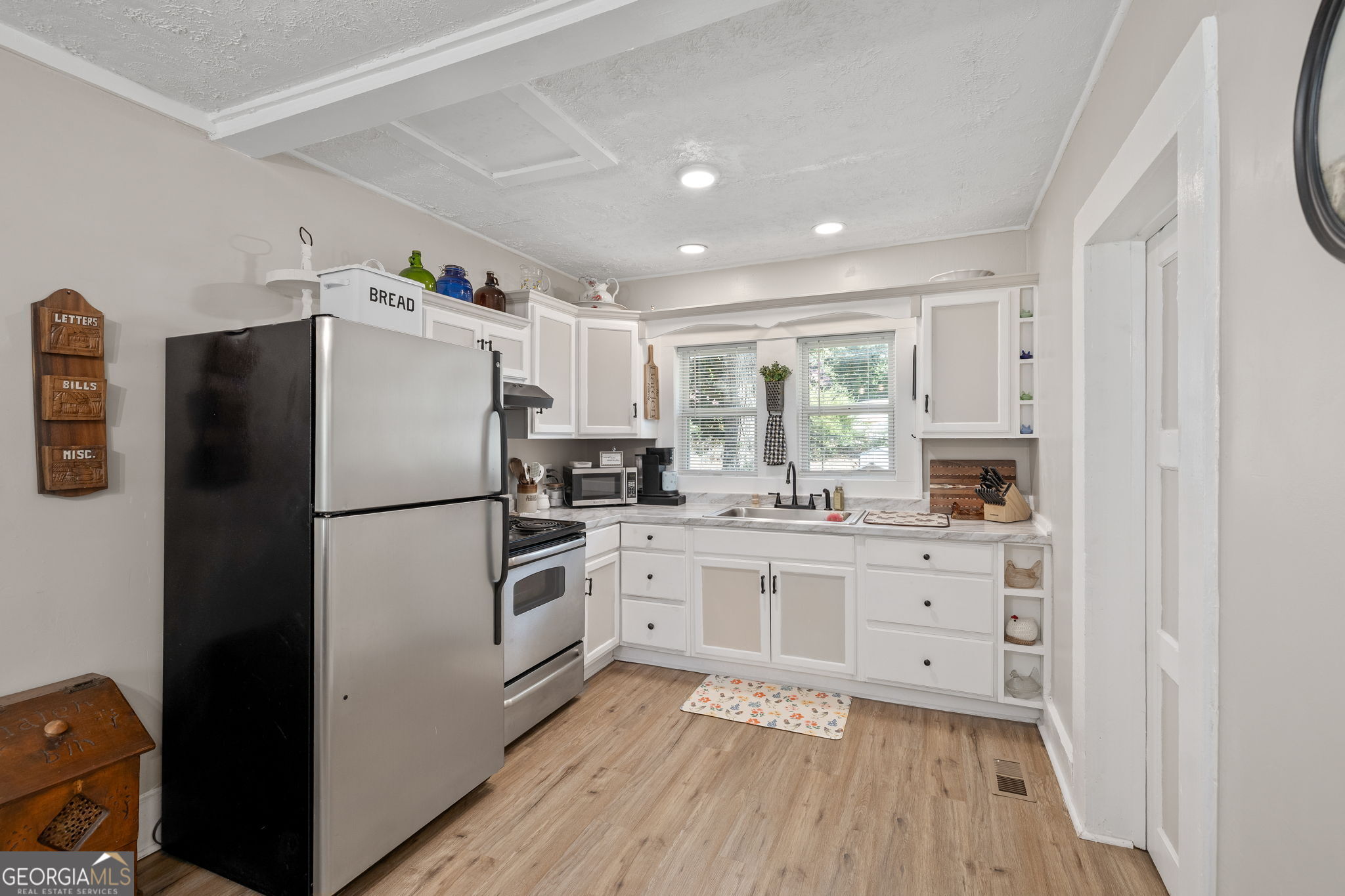 283 Easy Street Property Photo 8