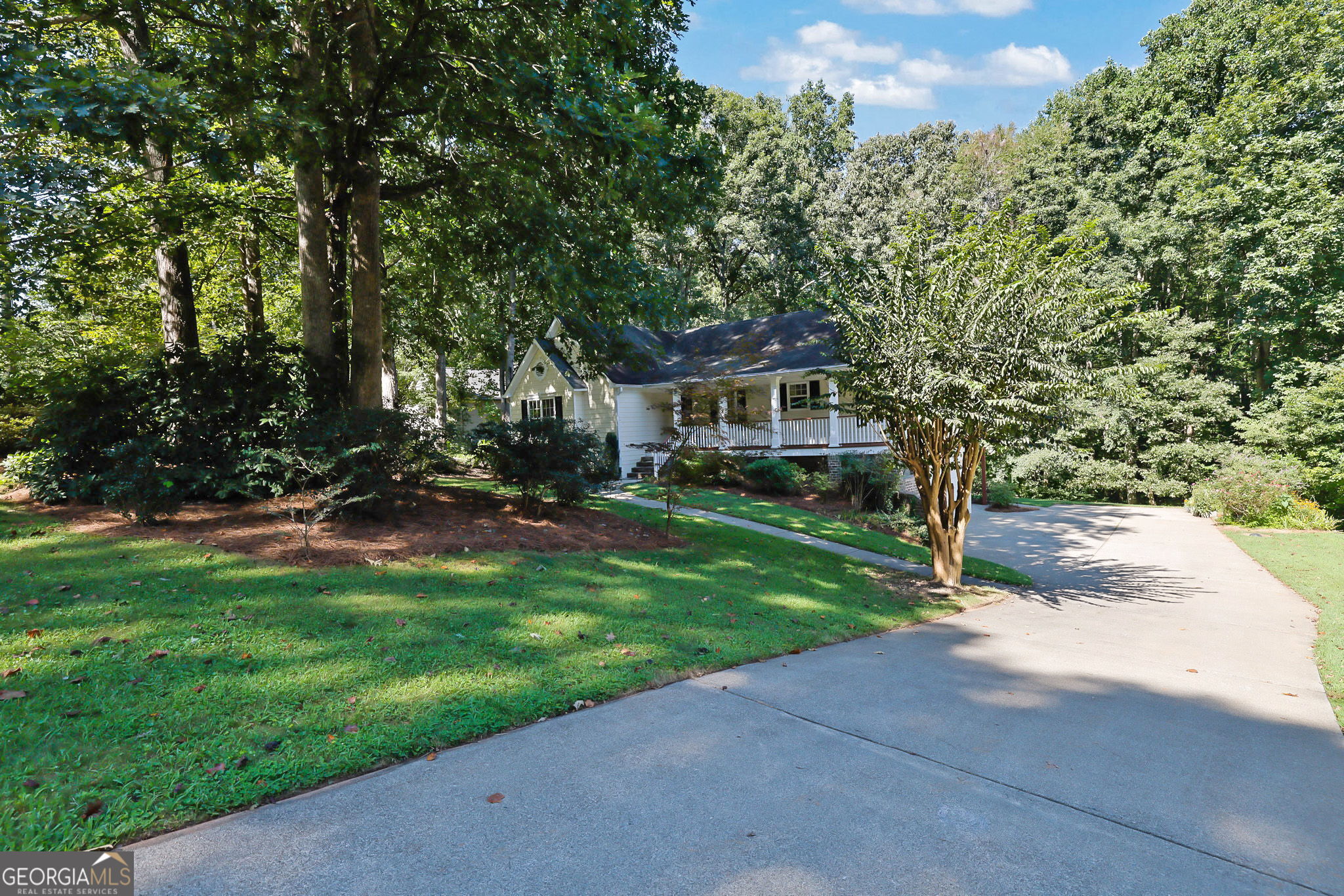 211 Westwind Drive Property Photo 3