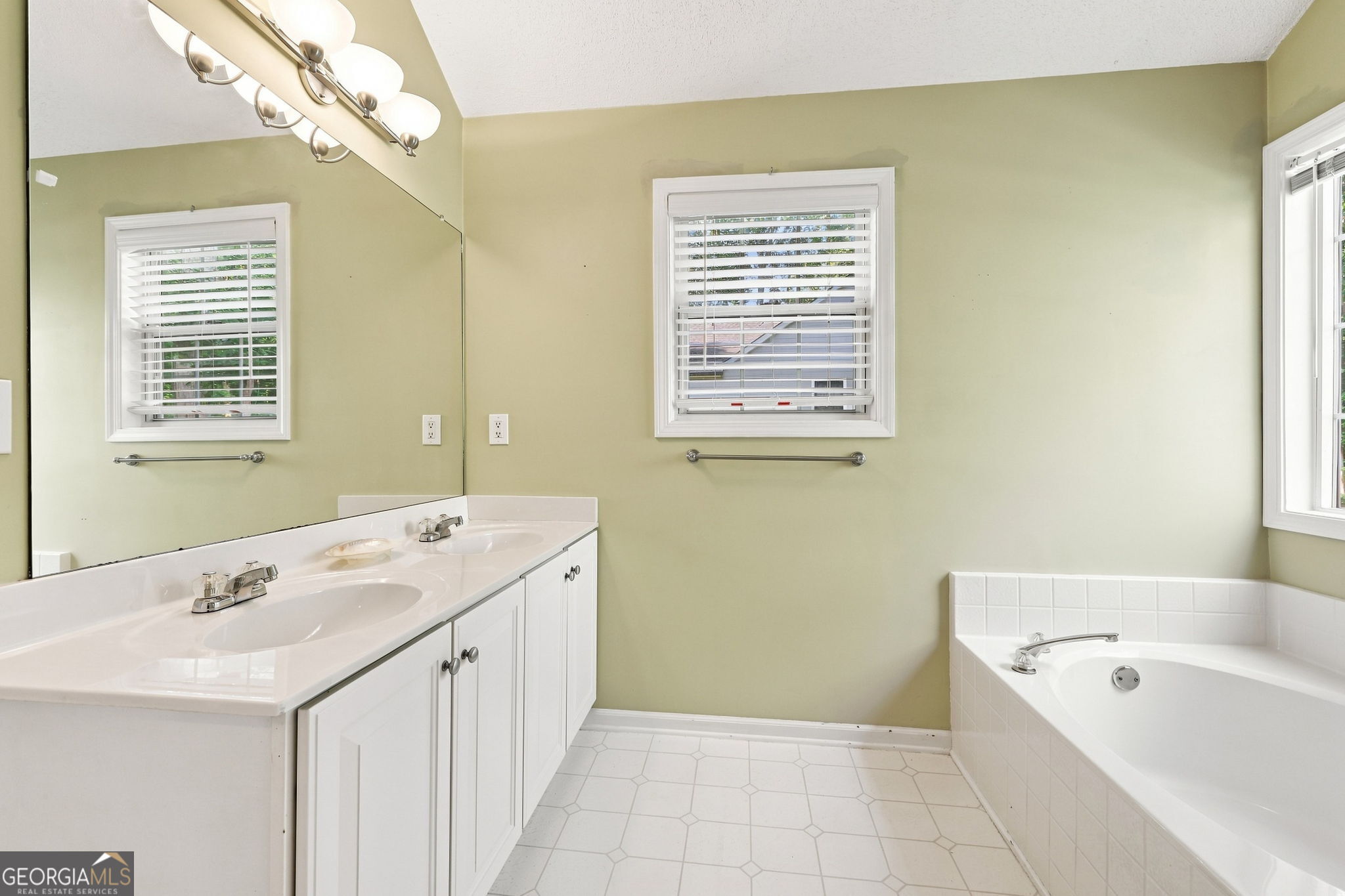 211 Westwind Drive Property Photo 24