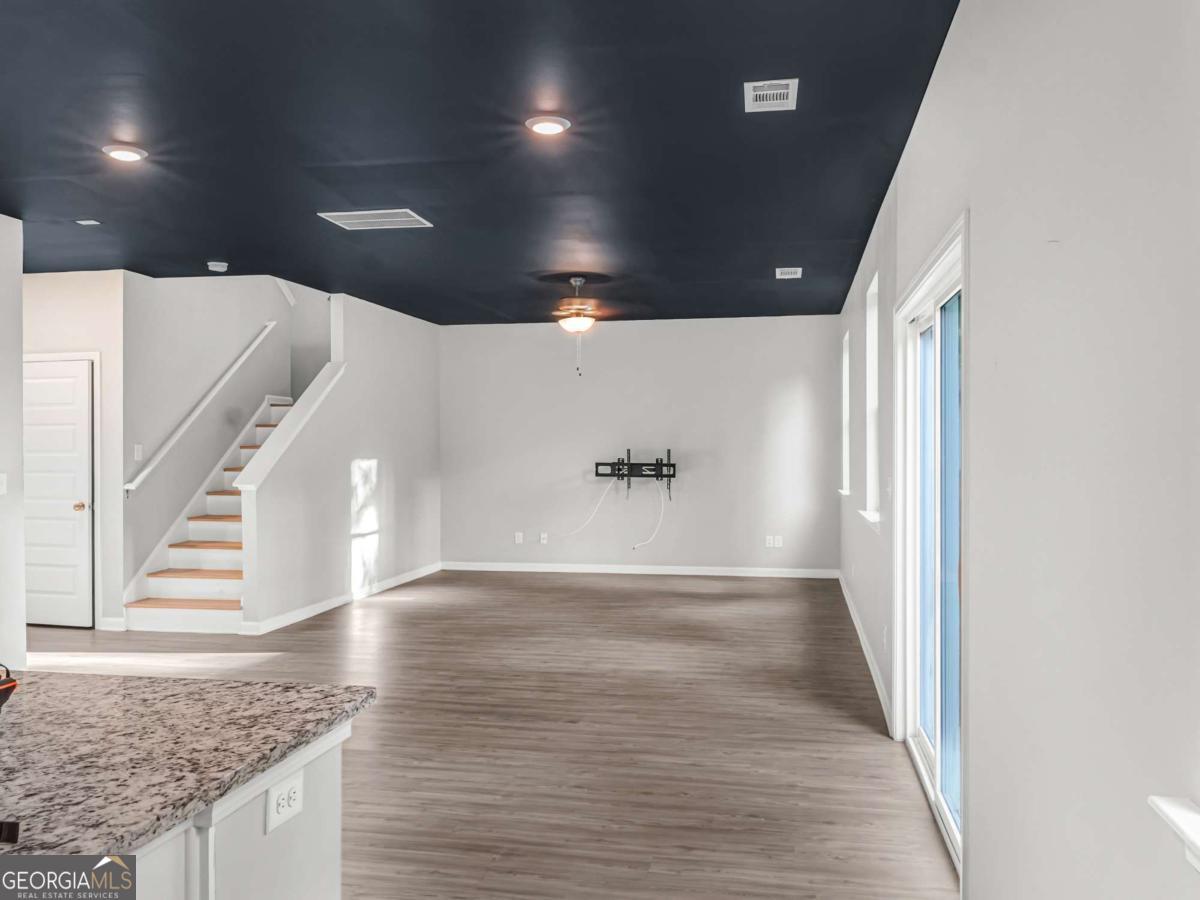 2054 Maplewood Way Property Photo 8