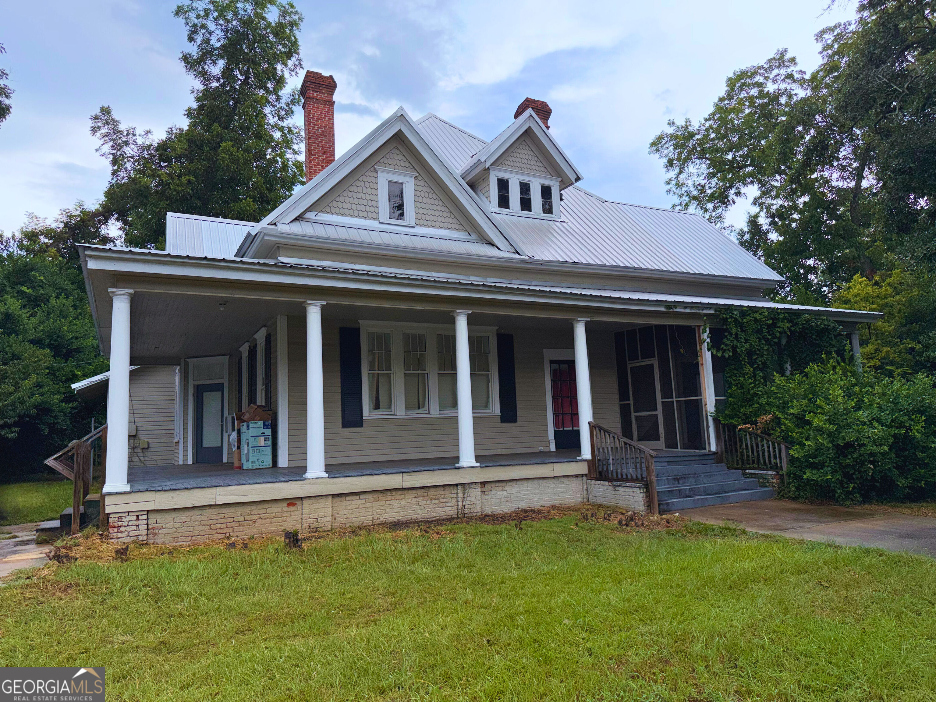 768 E Lee Street Property Photo 1