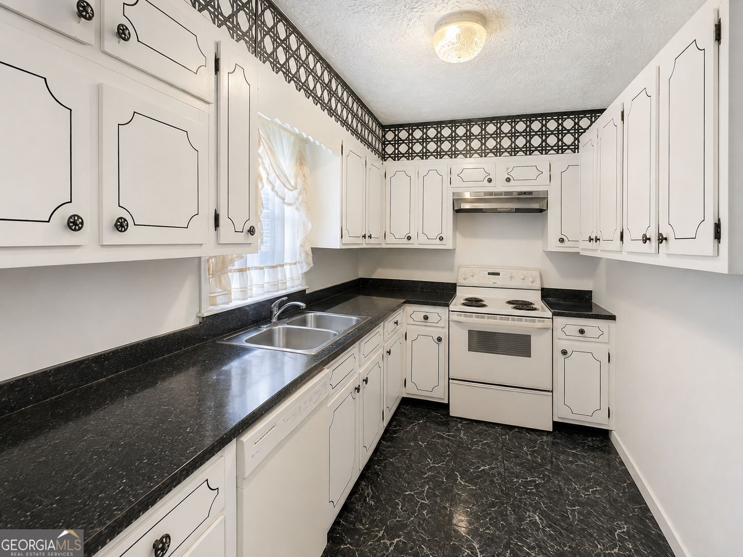 635 Winchester Lane Nw Property Photo 4