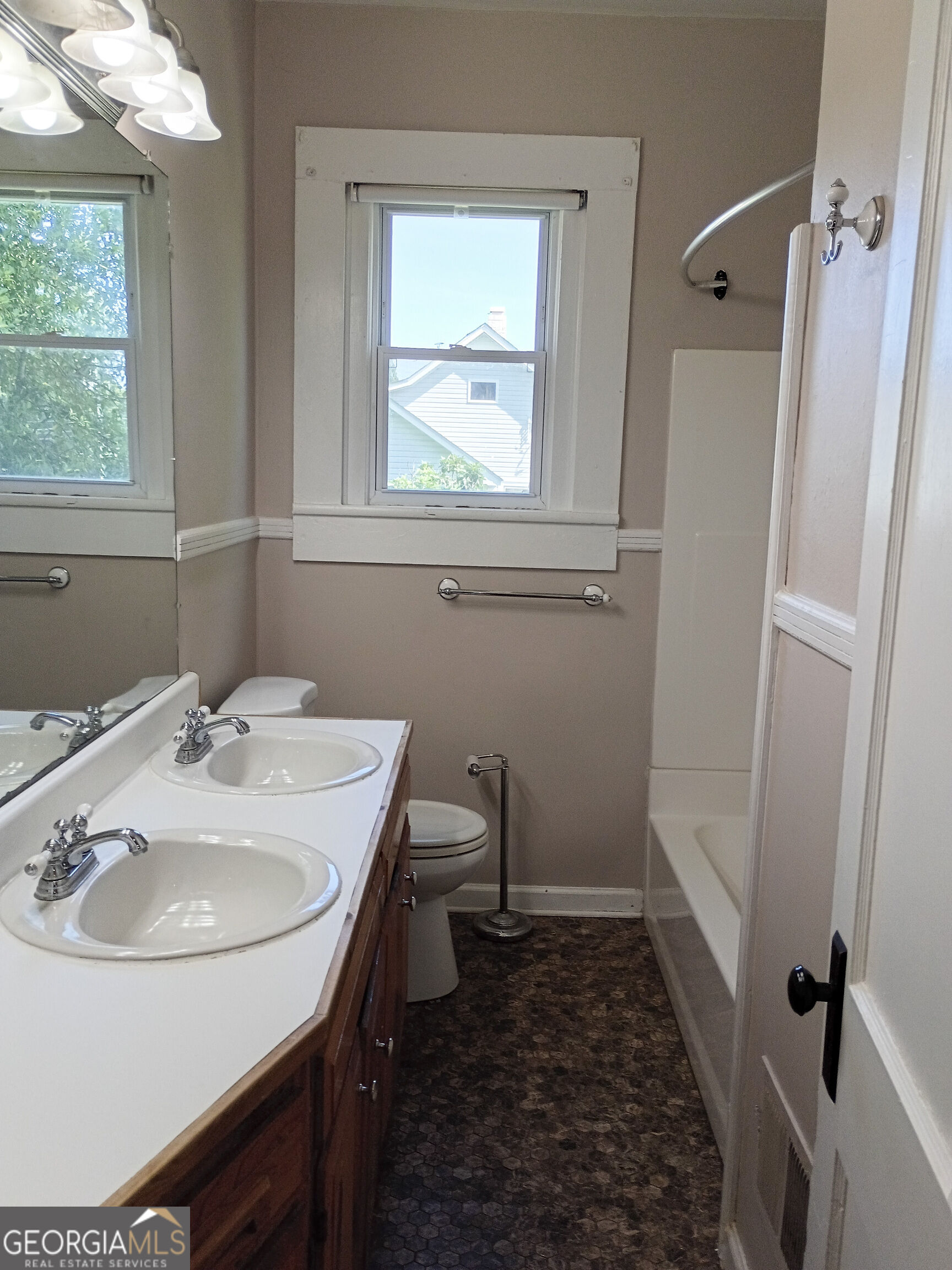 402 Gordon Street Property Photo 10