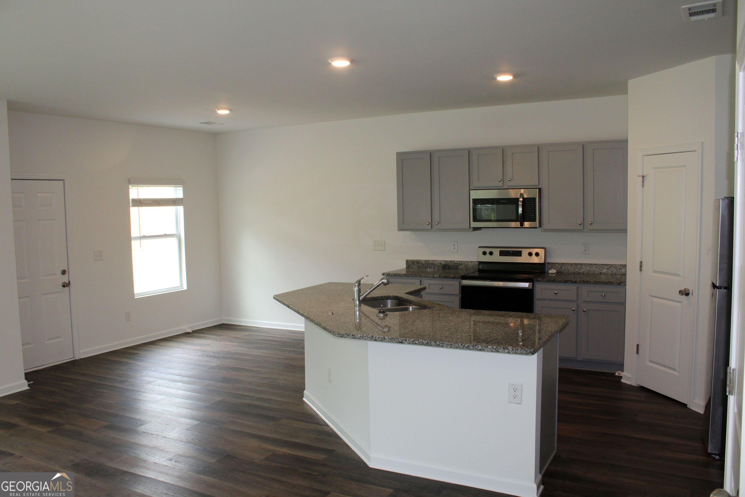 9220 Golfview Circle Property Photo 3