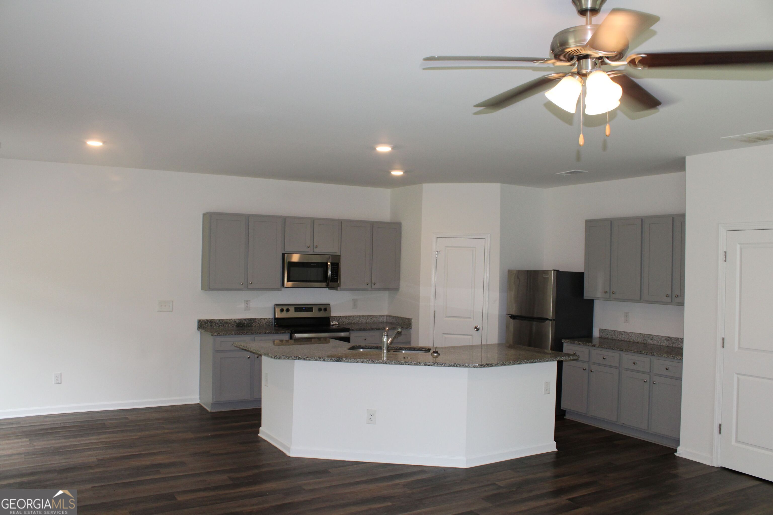 9220 Golfview Circle Property Photo 4