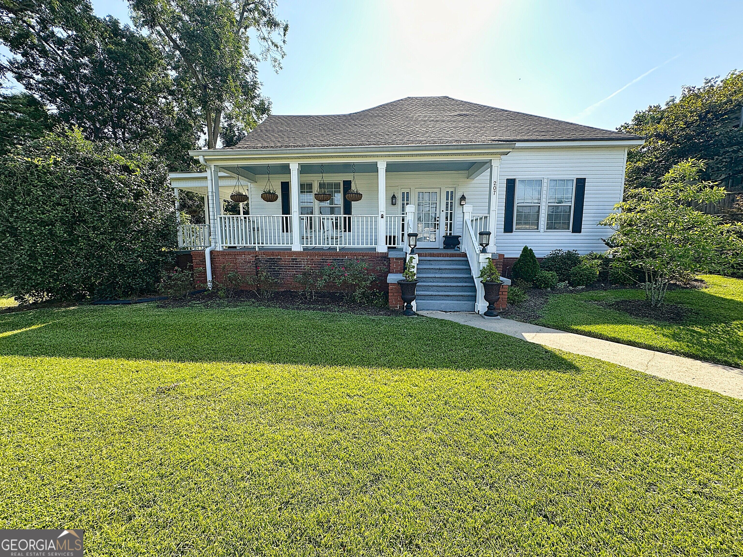 207 College Street Property Photo 1