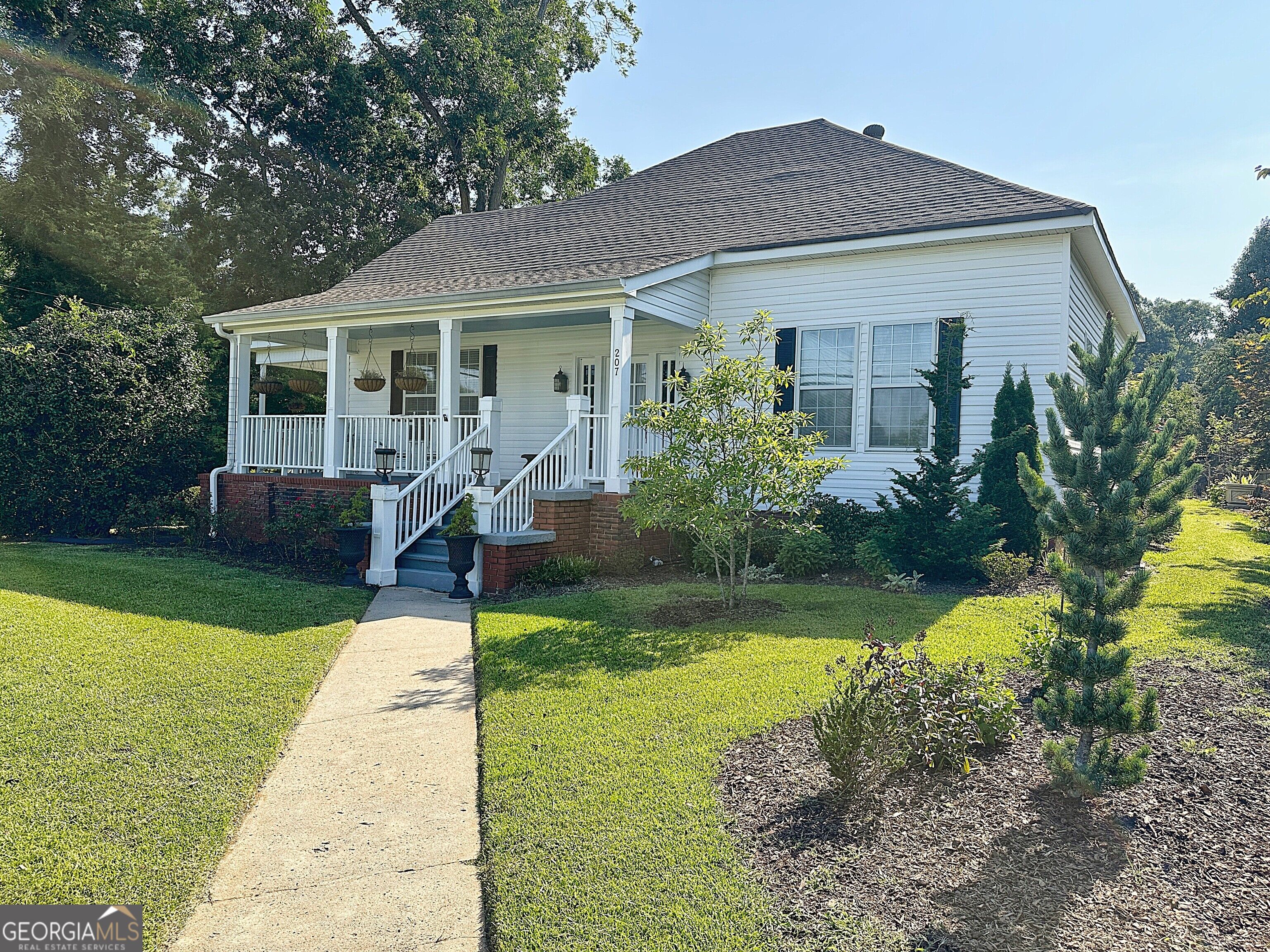 207 College Street Property Photo 2