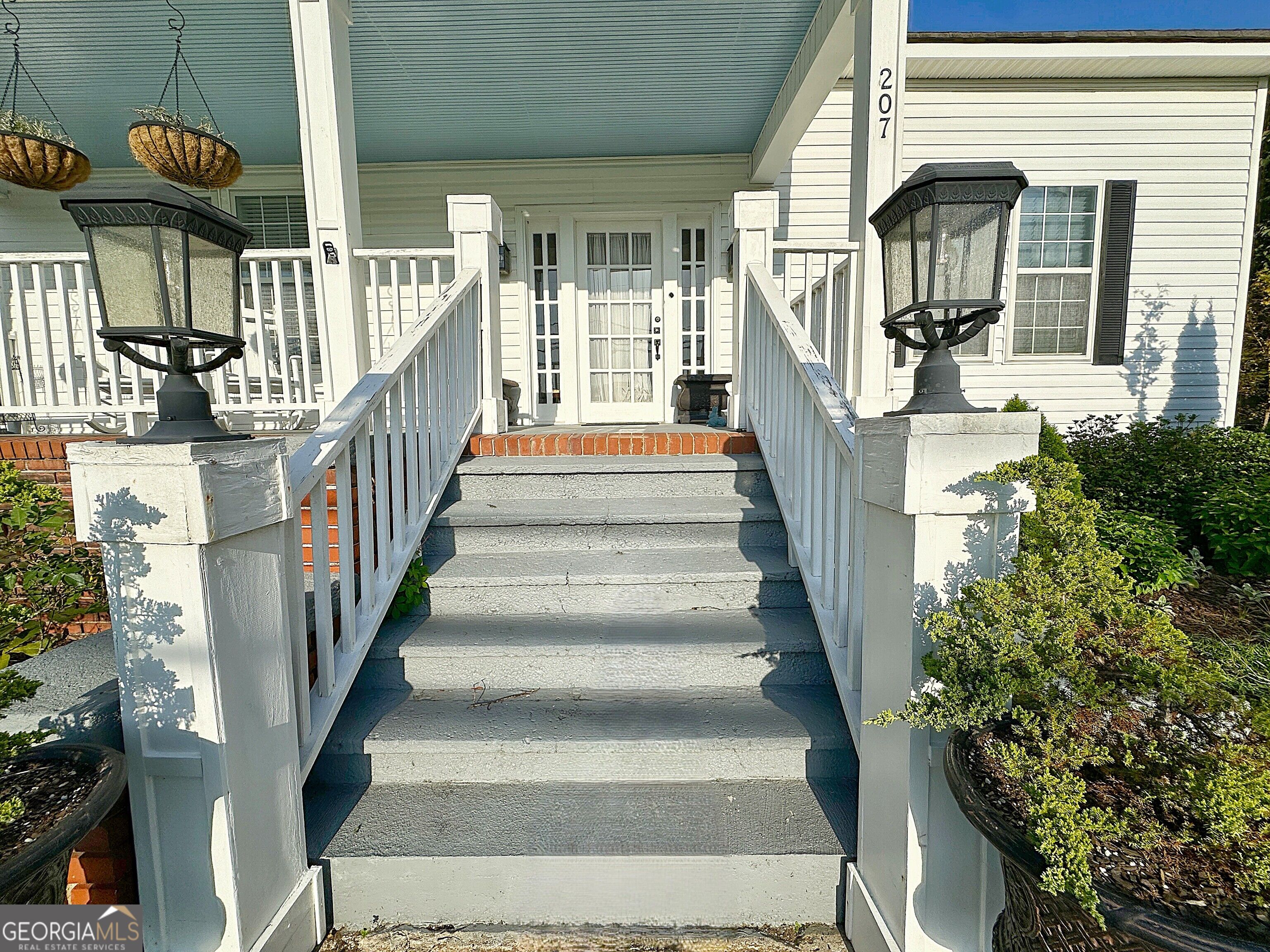 207 College Street Property Photo 3