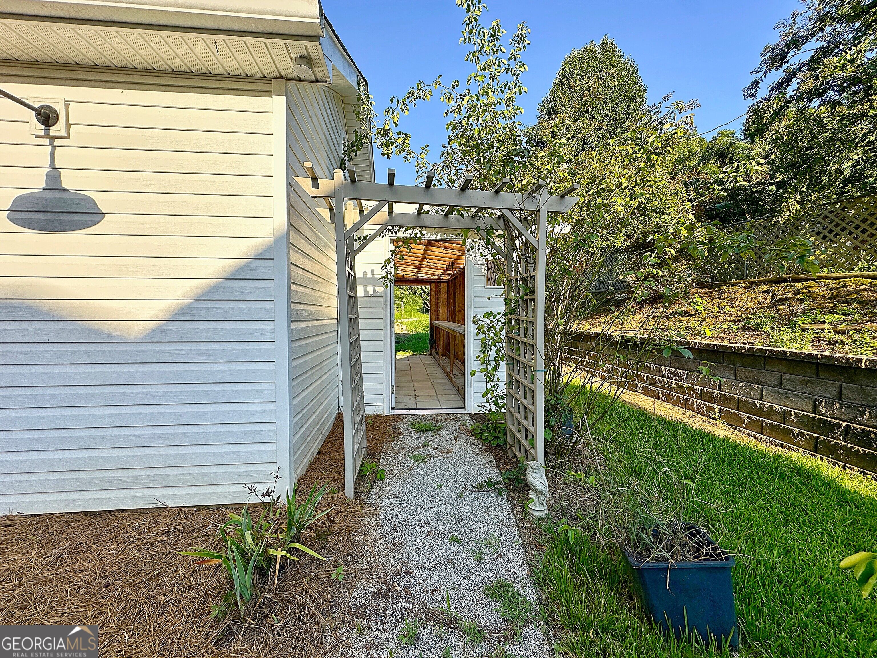 207 College Street Property Photo 37