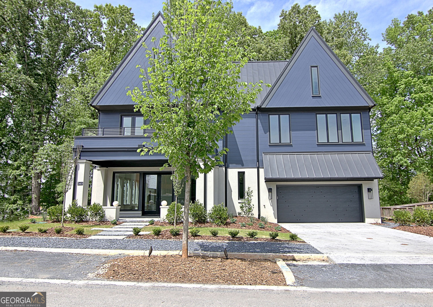 365 2nd Street Property Photo 2