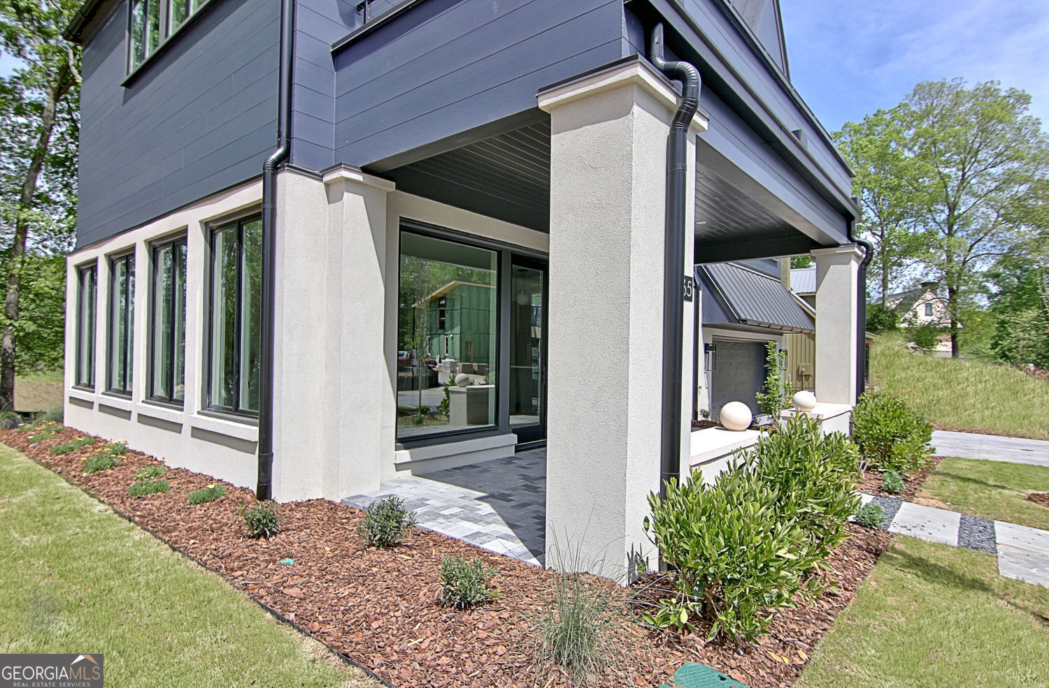 365 2nd Street Property Photo 3