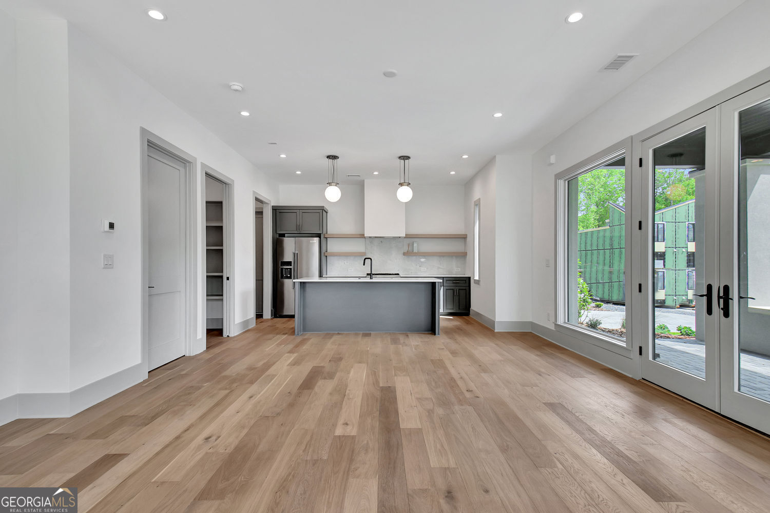 365 2nd Street Property Photo 6