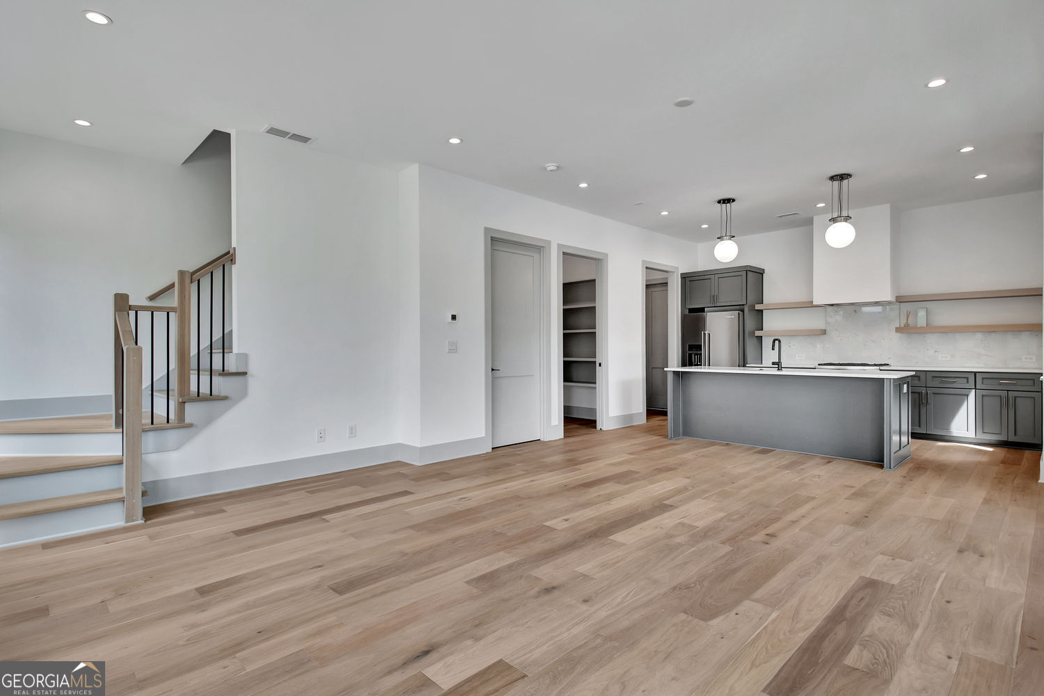 365 2nd Street Property Photo 7