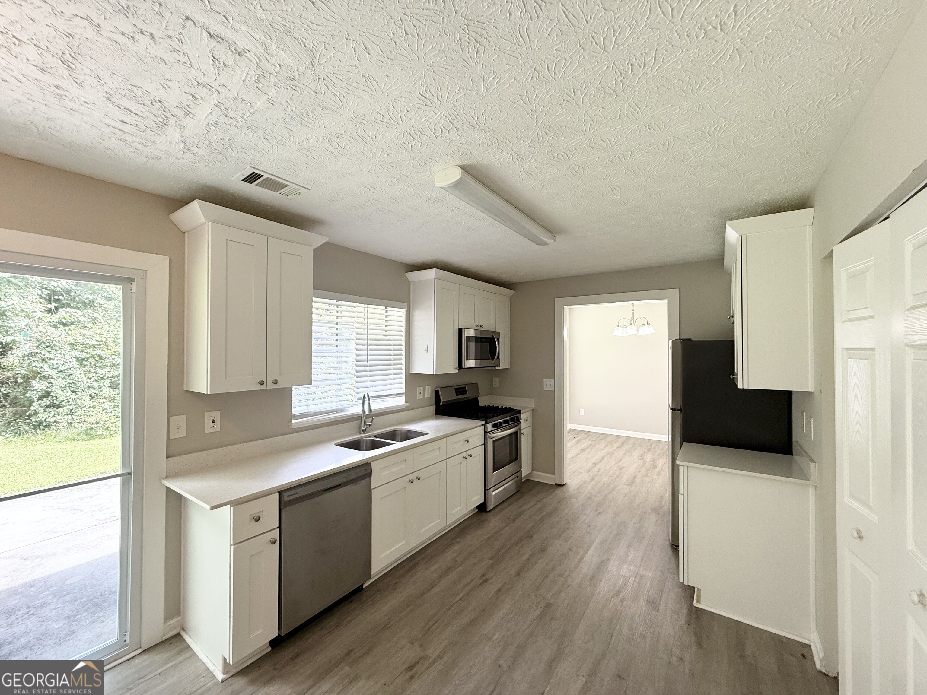 6563 Eastbriar Drive Property Photo 4