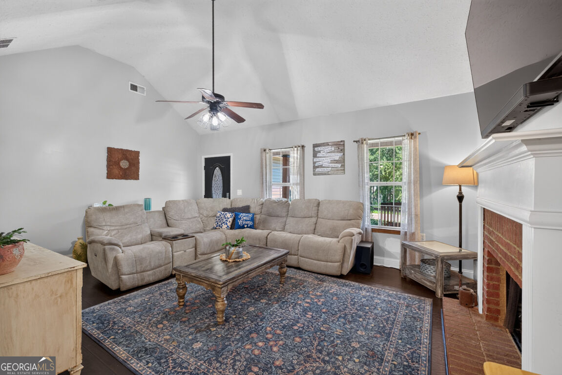 1041 Matthews Way Property Photo 12