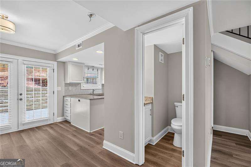1 Villa Court Se Property Photo 11