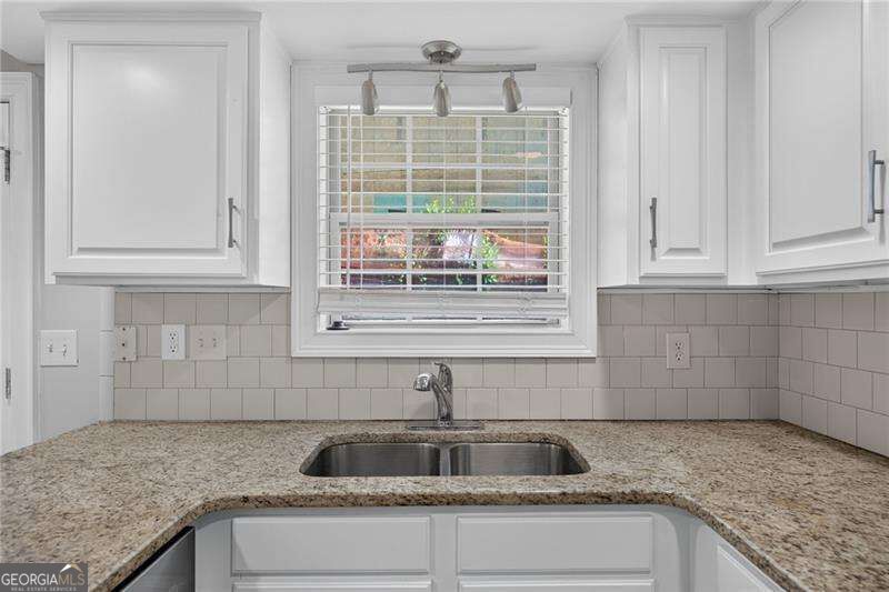 1 Villa Court Se Property Photo 13