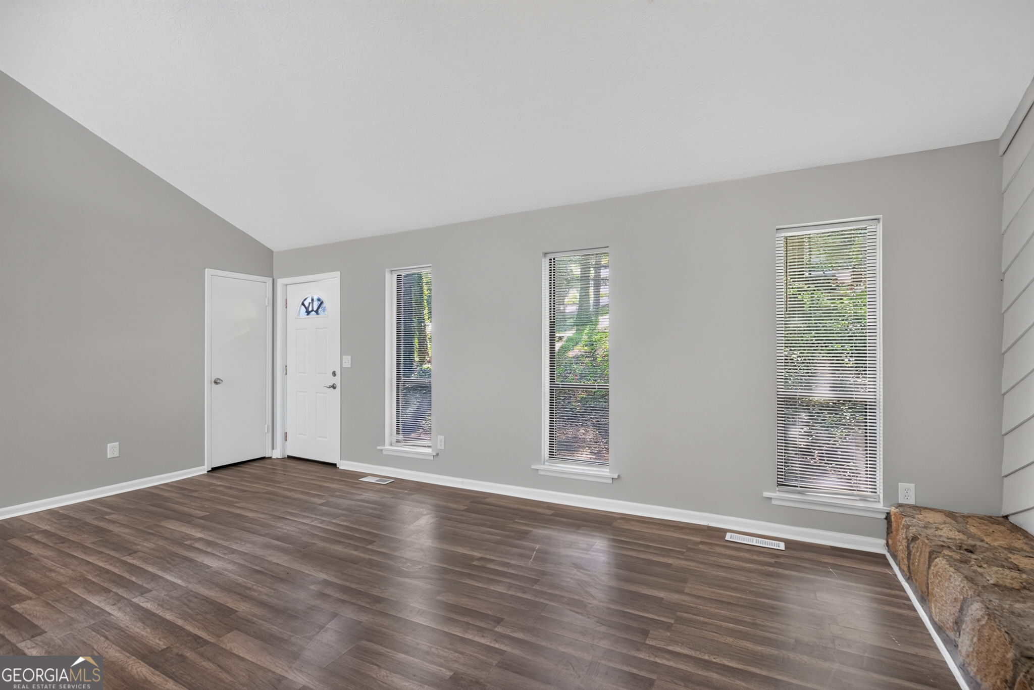 9759 Greenside Way Property Photo 3