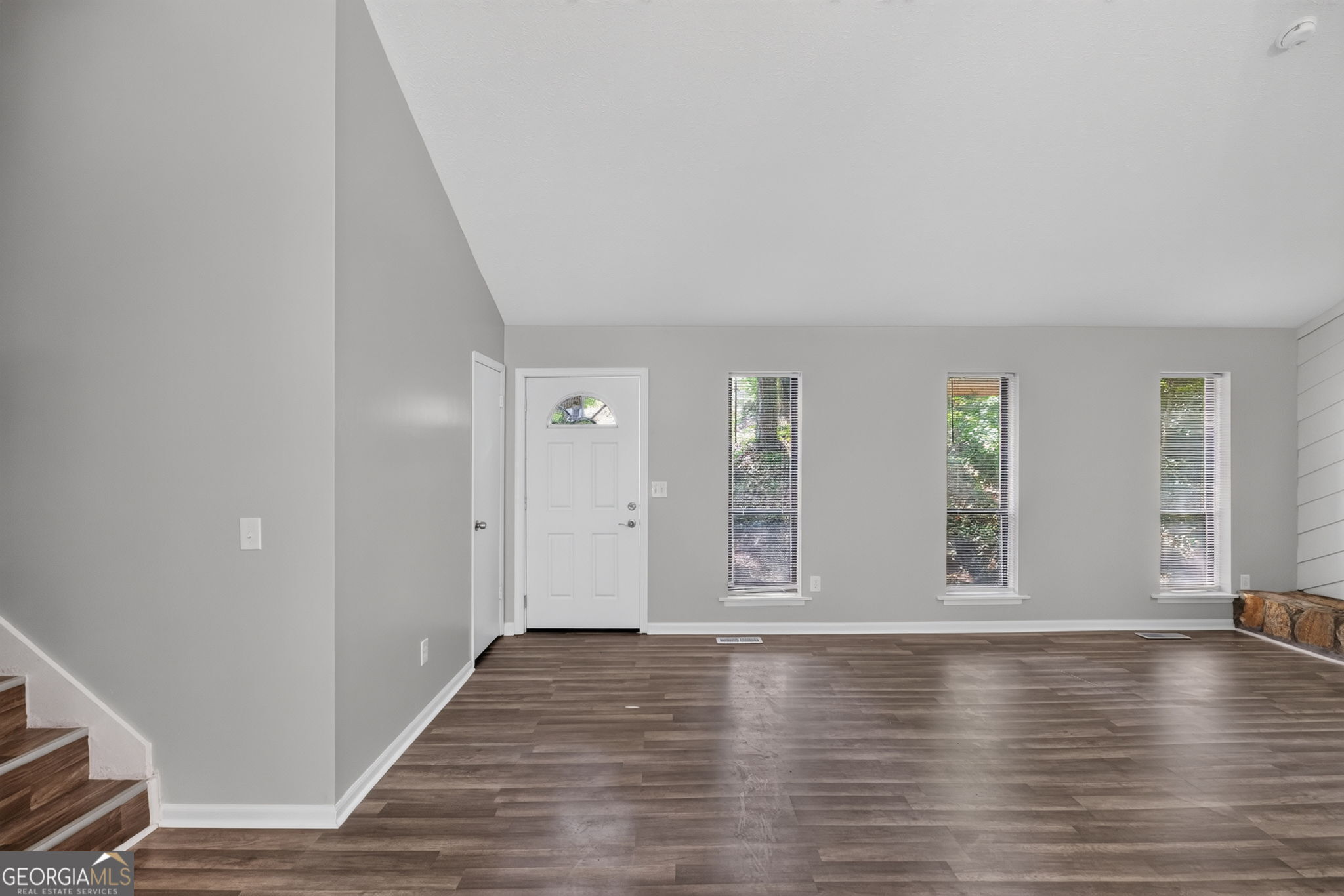 9759 Greenside Way Property Photo 4