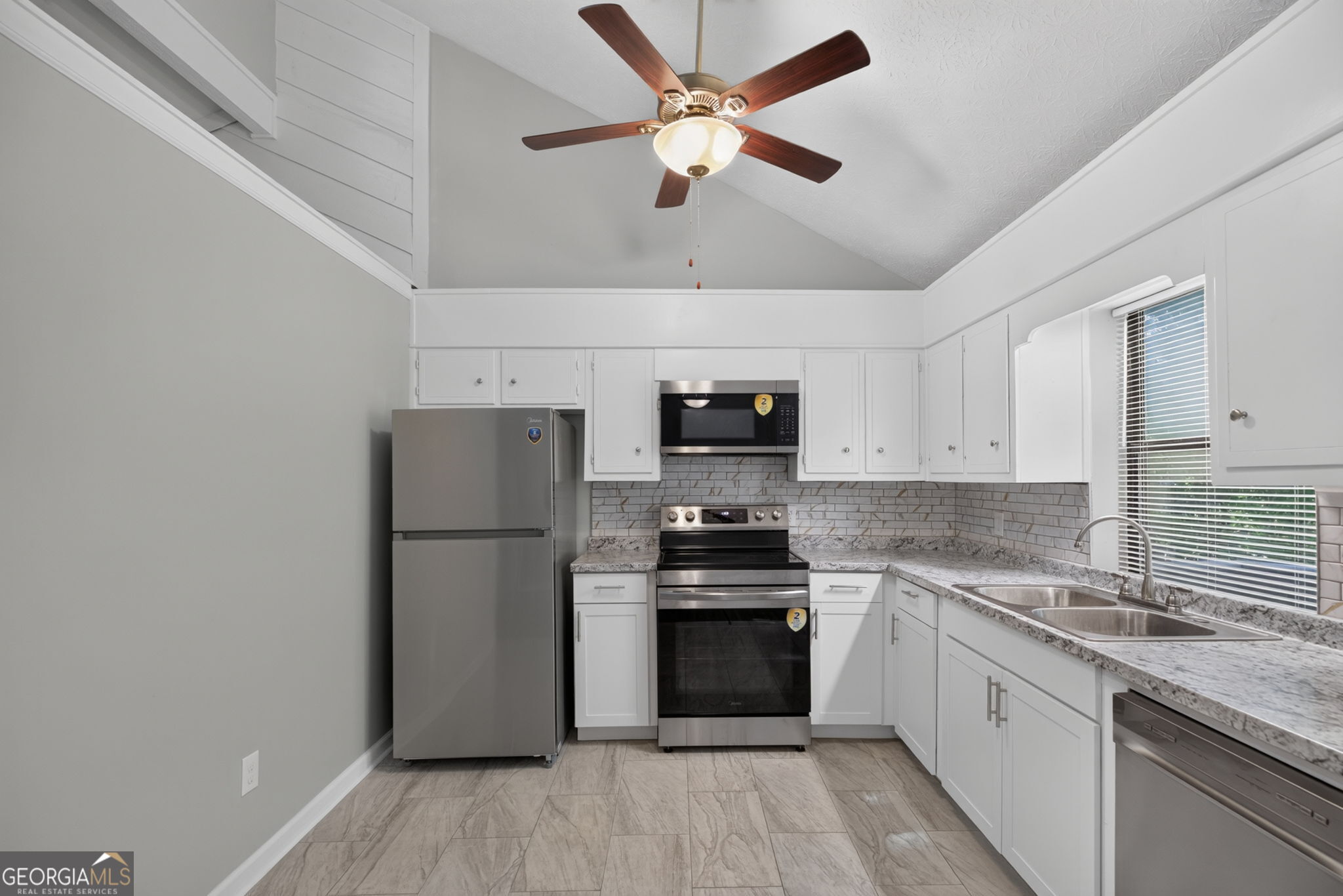 9759 Greenside Way Property Photo 8
