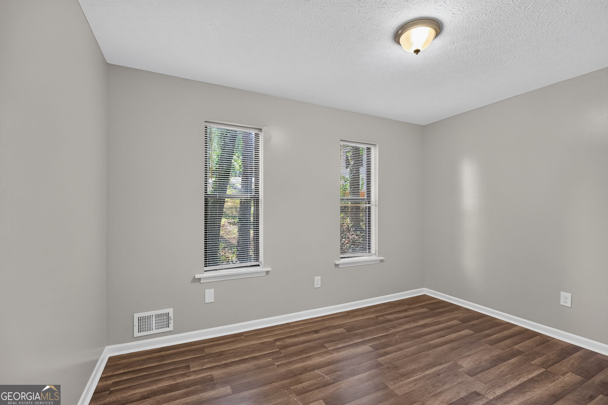 9759 Greenside Way Property Photo 14