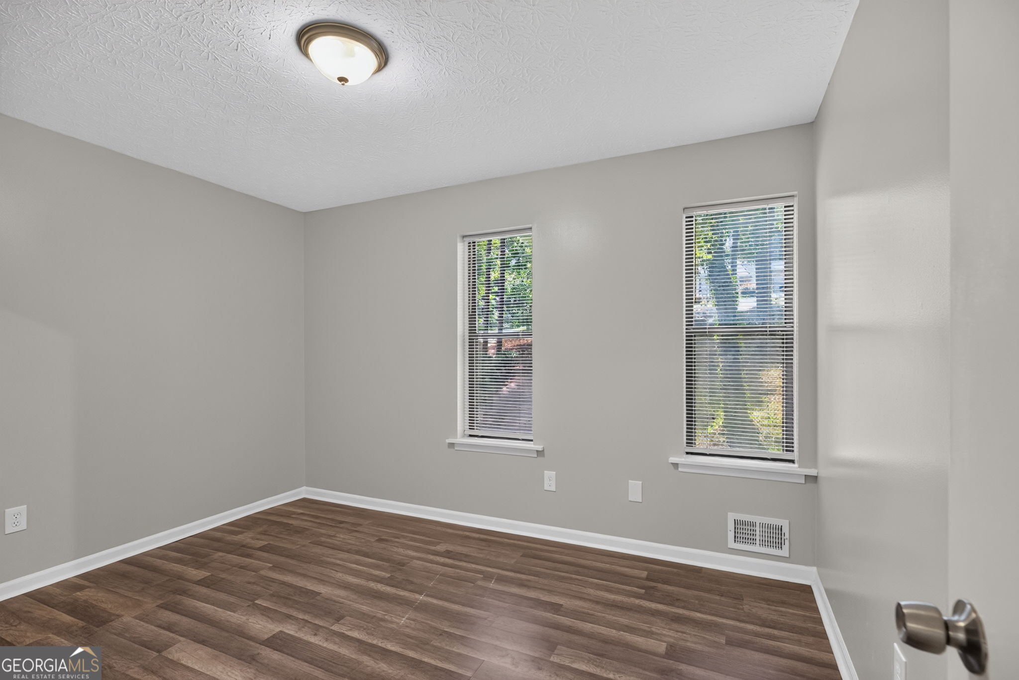 9759 Greenside Way Property Photo 16