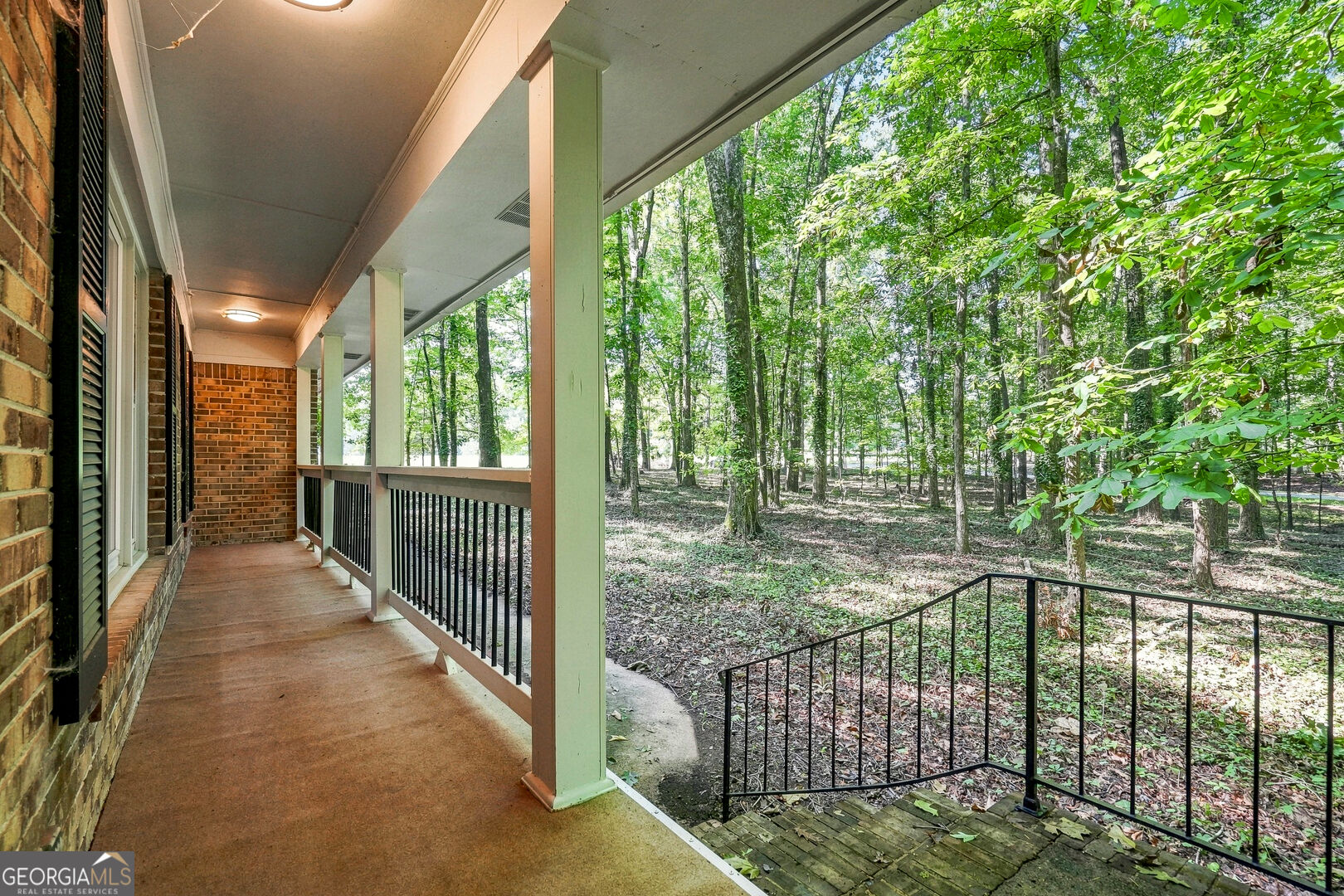 1050 Skyline Drive Property Photo 2