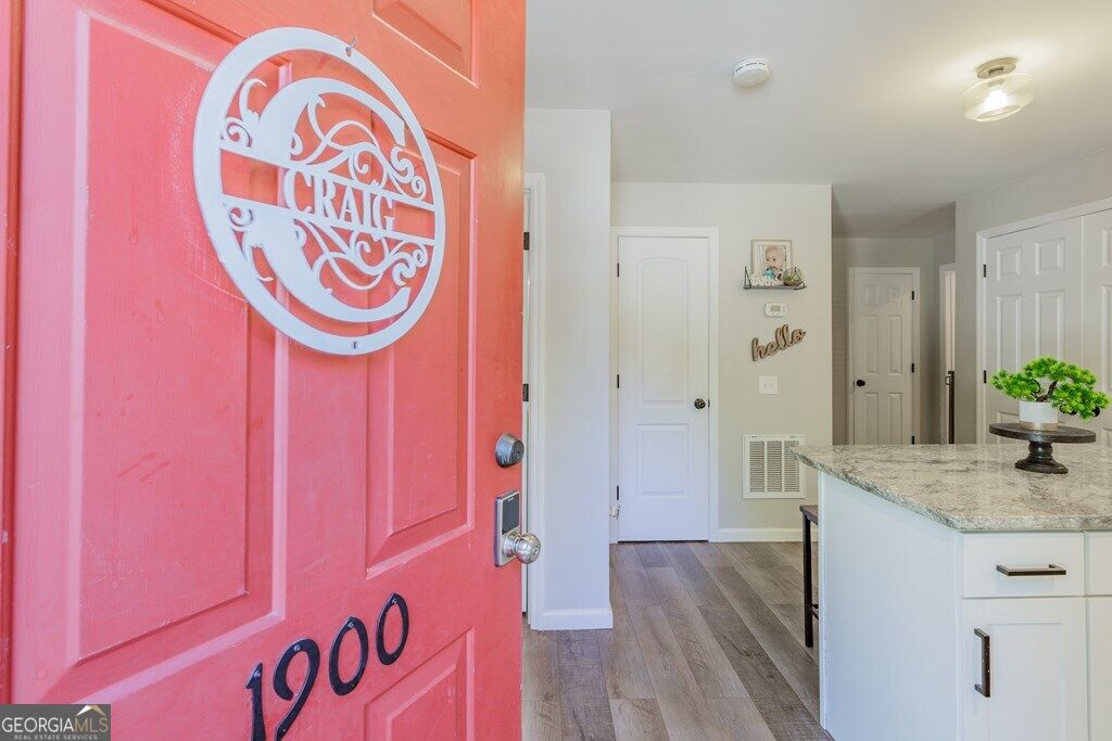 1900 Meadowbrook Circle Nw Property Photo 4