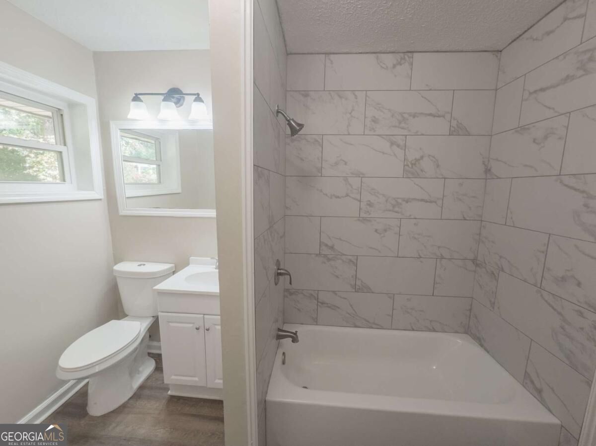 4390 Glenwood Parkway Property Photo 5