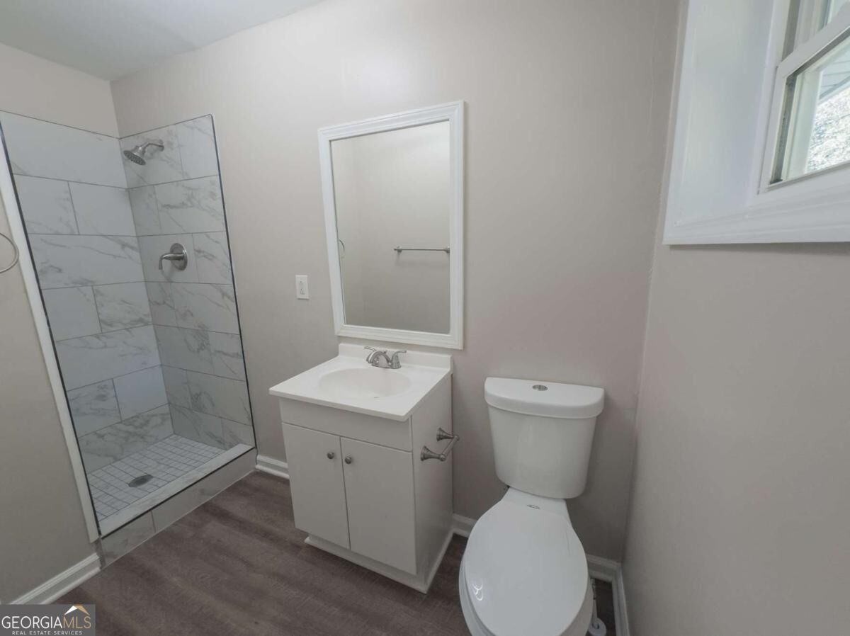 4390 Glenwood Parkway Property Photo 6